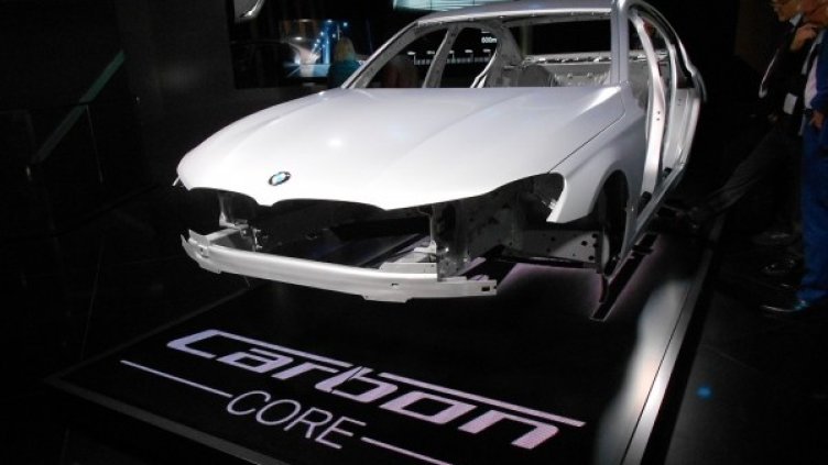 Конструкцията е разрязана, за да се види "скритият" отдолу карбон. Снимка: Automedia.bg