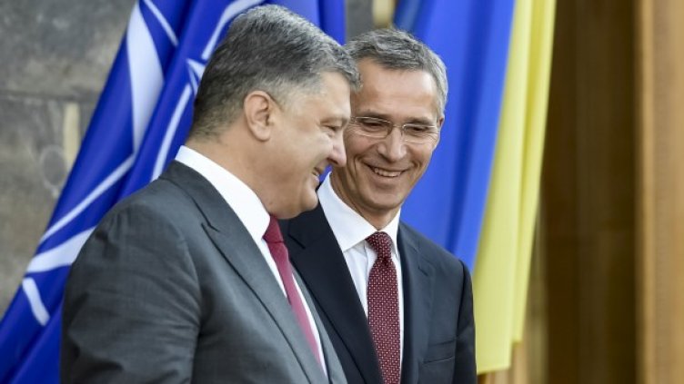 Украинският президент Петро Порошенко и генералният секретар на НАТО Йенс Столтенберг. Снимка: Ройтерс