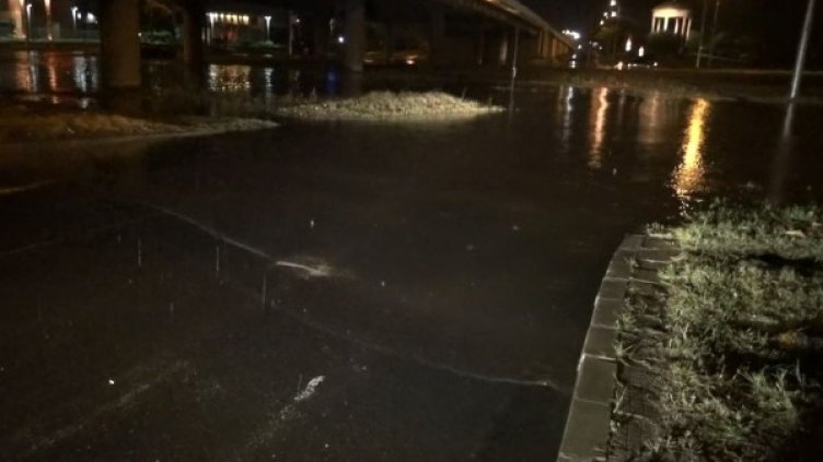 През наводнения участък могат да минават само камиони. Снимка: Dnes.bg