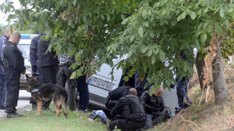 Бусът с бежанци, задържан край Стара Загора. Снимка: БТА