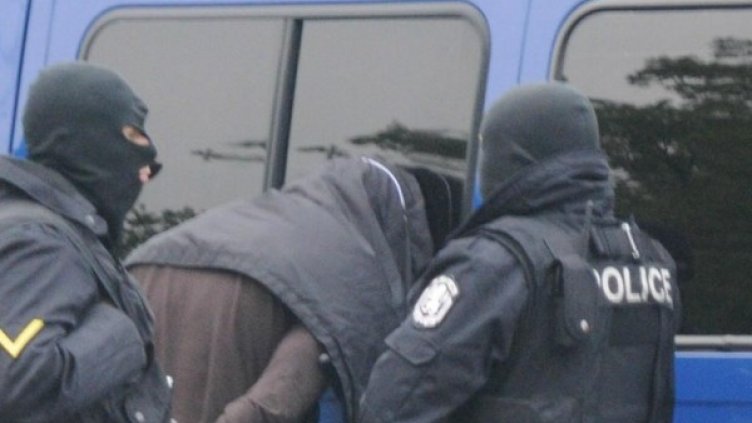 Бус с 18 мигранти спипан край Славовица