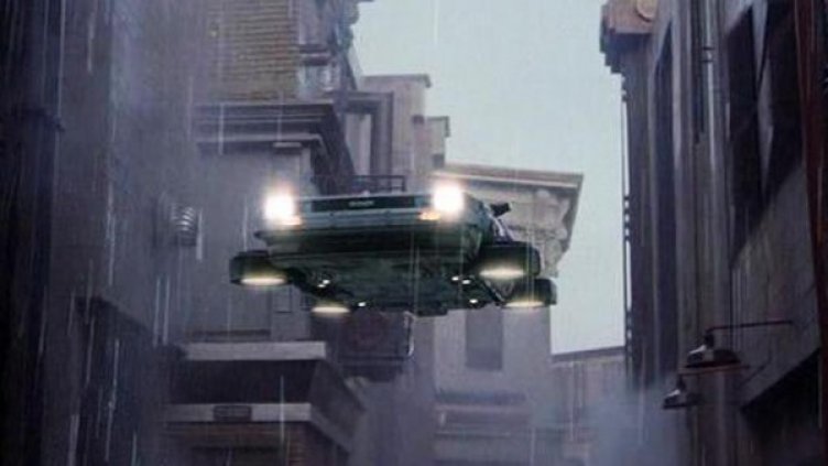 Макар и да сме 2015 г. още нямаме летящи коли. Кадърът е от "Завръщане в миналото" 2. Снимка: Universal Pictures