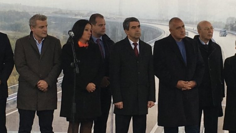 Президентът участва в откриването на ЛОТ 2 на магистрала "Струма". Снимка: МРРБ