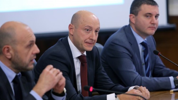 Шефът на фонда Валери Белчев (в средата) с министрите Дончев и Горанов. Снимка: БТА