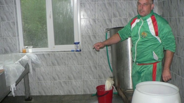 Производство на сирене в малък цех към фермата на Александър Александров. Снимка: Investor.bg