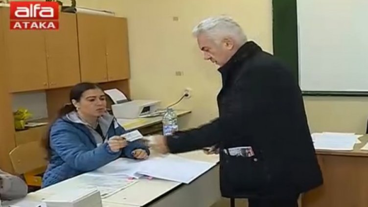 Моментът, в който Сидеров къса бюлетината за допитването. Кадър: Алфа тв