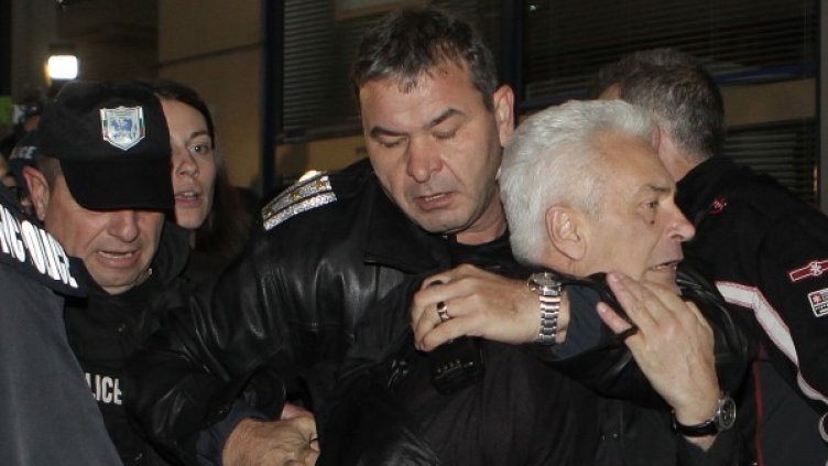 От НАТФИЗ изпратиха Сидеров с дъжд от яйца