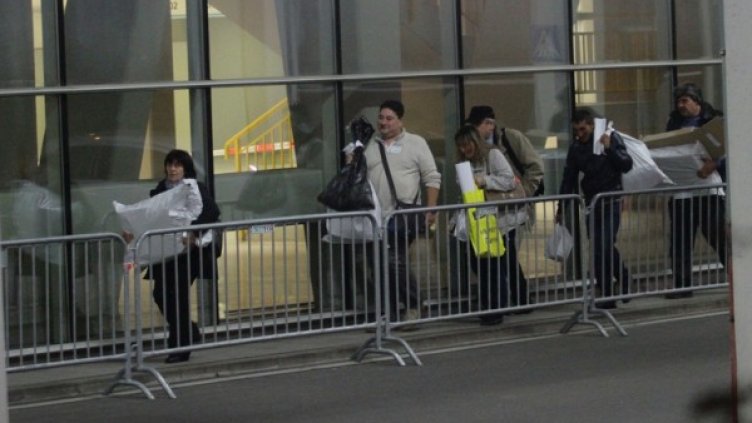 Членове на СИК носят чували с бюлетини. Снимка: "Монитор"