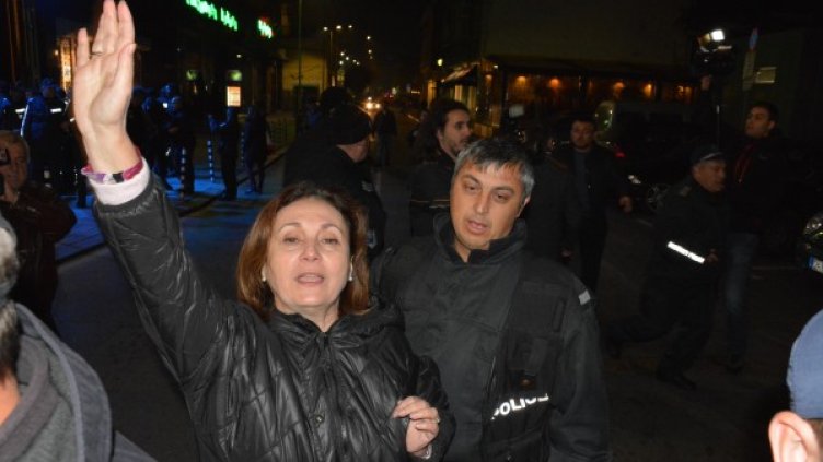 Бъчварова снощи усмиряваше студентите. Снимка: Булфото