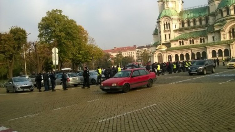 Полицията е повече от подкрепящите Волен Сидеров. Снимка: Dnes.bg
