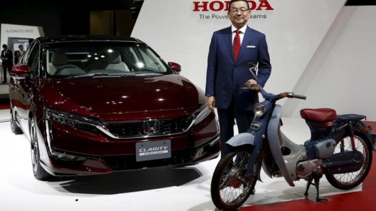 Президентът на Honda Такахиро Хачиго представя новия водороден автомобил. Снимка: Ройтерс