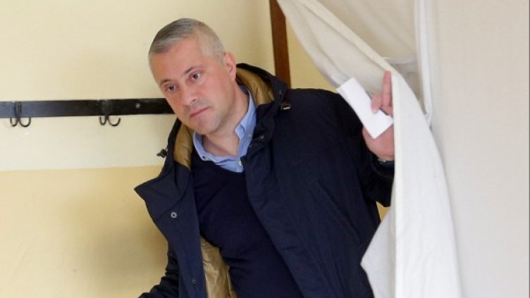 Божидар Лукарски гласува за кмет на район "Изгрев". Снимка: БТА