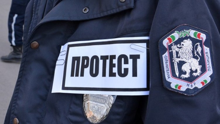 А сега накъде? Униформените завардиха страната