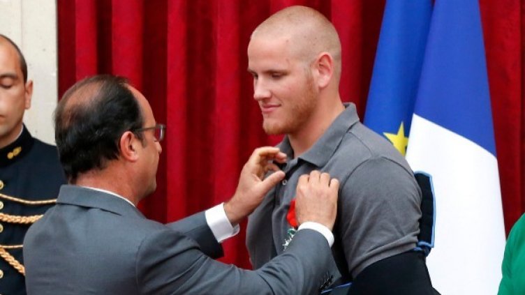 Франсоа Оланд награждава Спенсър Стоун. Снимка: архив, Reuters