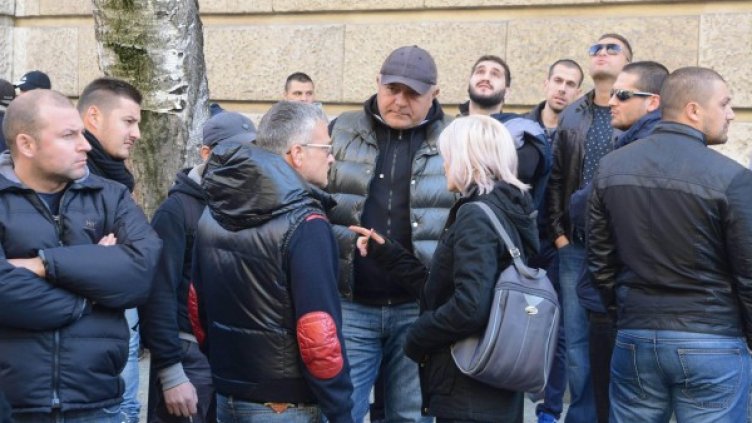 Снимка: Приятелите на Андрей пред БХК, Булфото