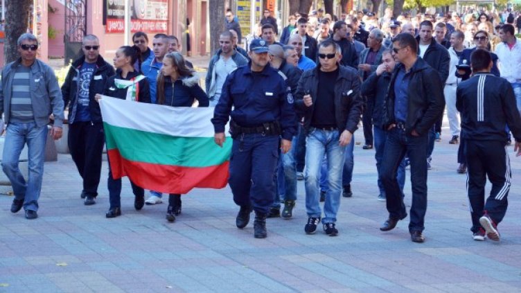 Как може хора с оръжие да стачкуват? 