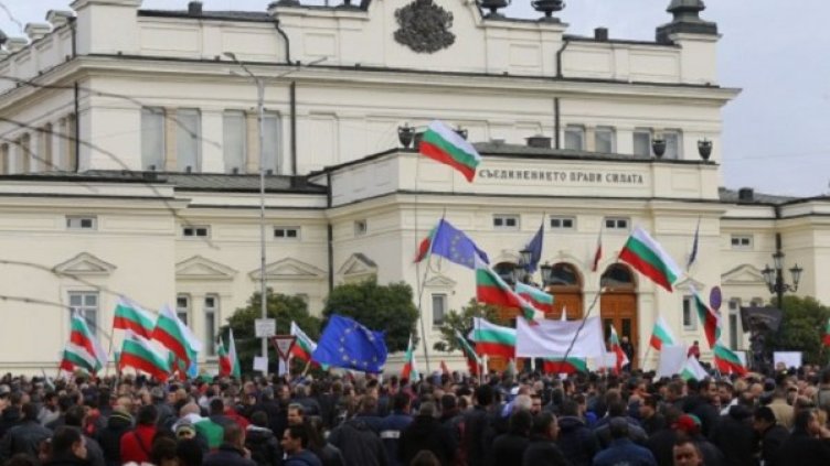 Къде Бъчварова си ти сега, да защитиш служителите на реда!