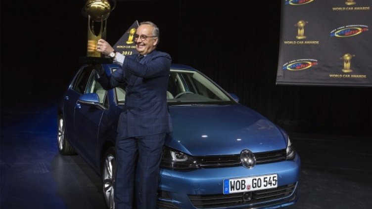 Дизайнерът позира с Golf 7 при получаването на приза Световен автомобил на годината 2013. Снимка: Ройтерс