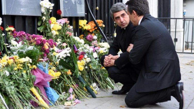 Президентът и френският посланик Ксавие дьо Кабан (в гръб). Снимка: БулФото