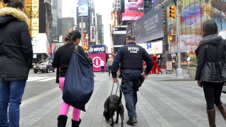 Полицай патрулира с куче в Манхатън. Снимка: БТА