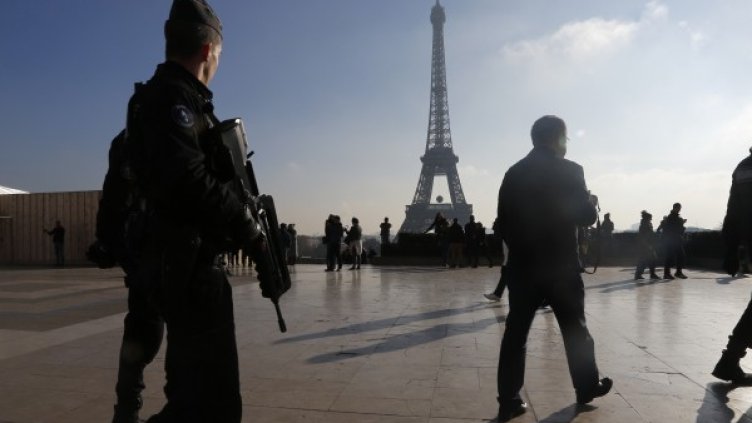 В Париж откриха пояс с експлозиви