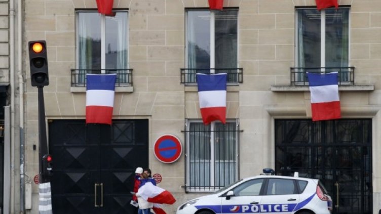 Франция почита жертвите от кървавия ад в Париж