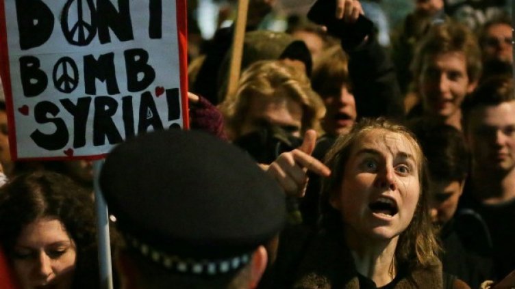Протест срещу решението на парламента за въздушни удари в Сирия. Снимка: БТА