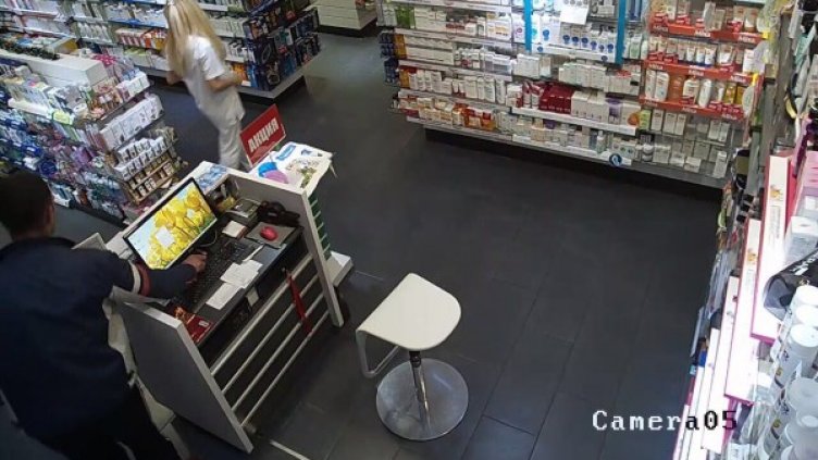 Крадец-наглец сви телефон в аптека