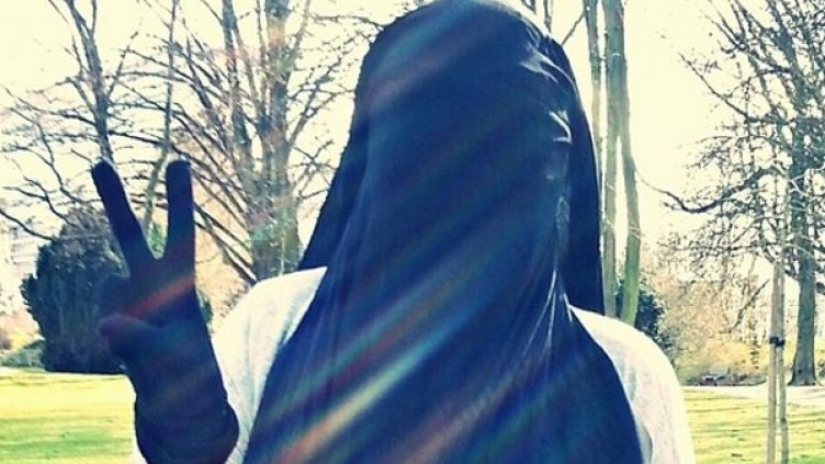 Майса малко след като намерила новите си "приятелки". Снимка: "Гардиън"