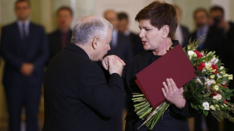 Ярослав Качински целува ръка на Беата Шидло. Снимка: архив, Reuters