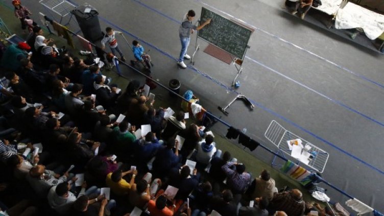 Мигрантски урок за западен живот: Не пресичай на червено!