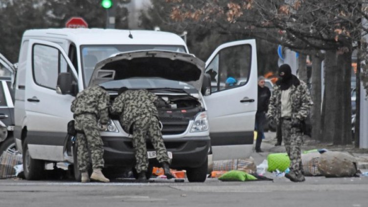 Бусът с "бомбата" от Летище София. Снимка: архив, Булфото
