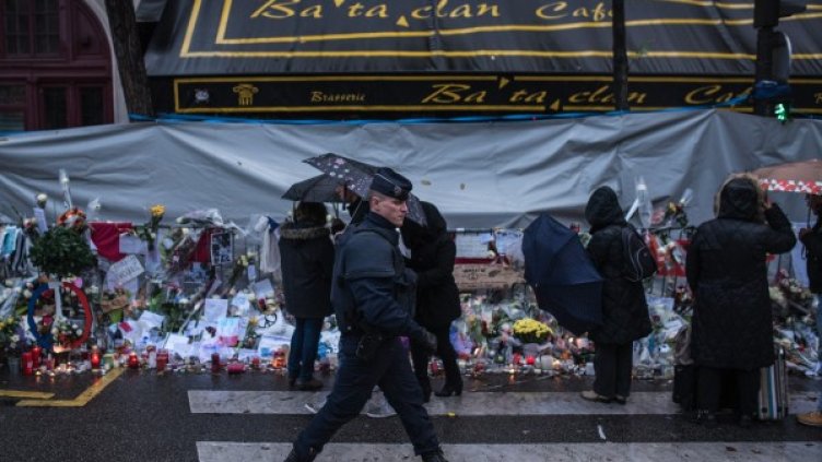 Дискретно погребаха един от парижките атентатори