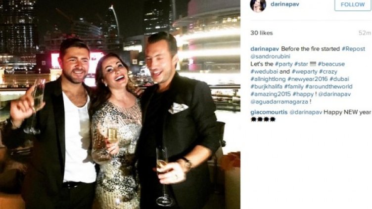 Дарина Павлова с приятели на терасата на хотела. Снимка: Instagram