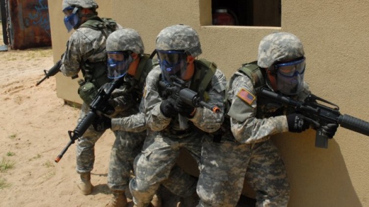 Военно учение с оръжие за еърсофт битки. Снимка: Reuters