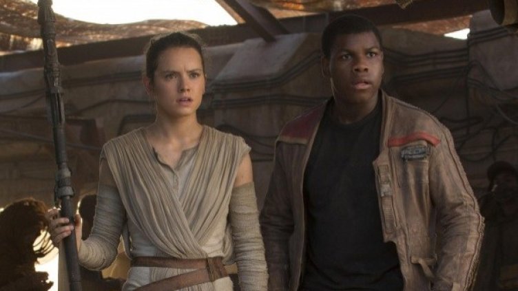 Дейзи Ридли и Джон Бойега в "Междузвездни войни: Силата се пробужда". Снимка: Форум Филм