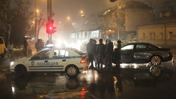 Трима пешеходци пострадаха при катастрофа в София