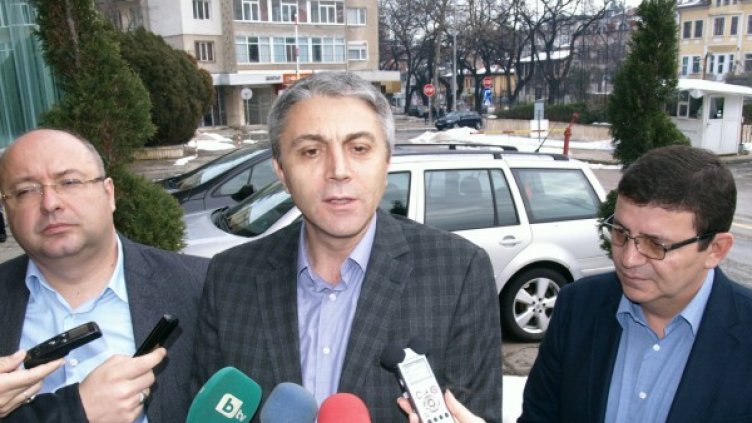 Тримата временни лидери на ДПС Четин Казак, Мустафа Карадайъ и Рушен Риза в Шумен. Снимка: БТА