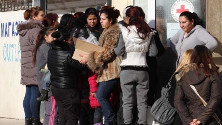 Роми на опашки за социални помощи. Снимка: "Монитор"