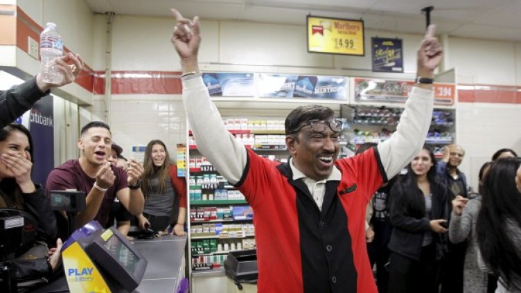 Управителят на "7-Eleven" ликува! Магазинът ще получи огромен бонус за продажбата на печелившия билет; Снимка: Reuters