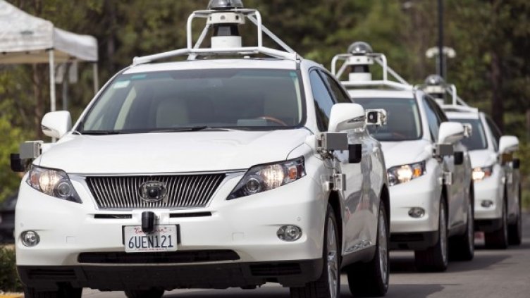 Част от флотилията безпилотни коли на Google. Снимка: Ройтерс