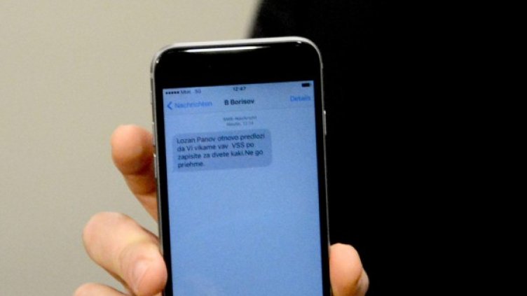 Панов показва получения sms. Снимка: БулФото