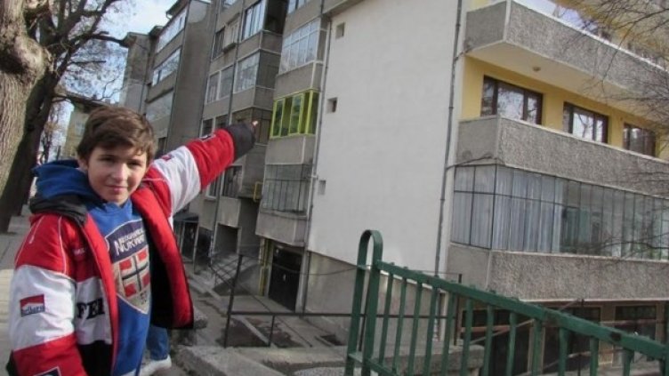 Калоян посочва откъде е стрелял мъжът; Снимка: в. Труд