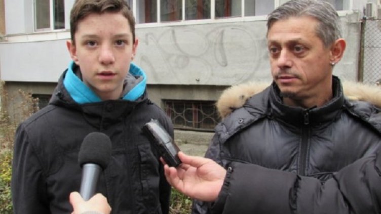 Пострадалото момче с баща си; Снимка: bTV