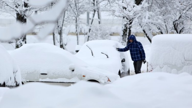 Страната осъмна под дебела снежна покривка