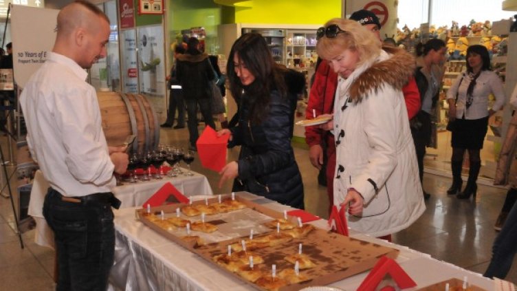 Посрещат с 10-метрова баница пътници на Летище Бургас