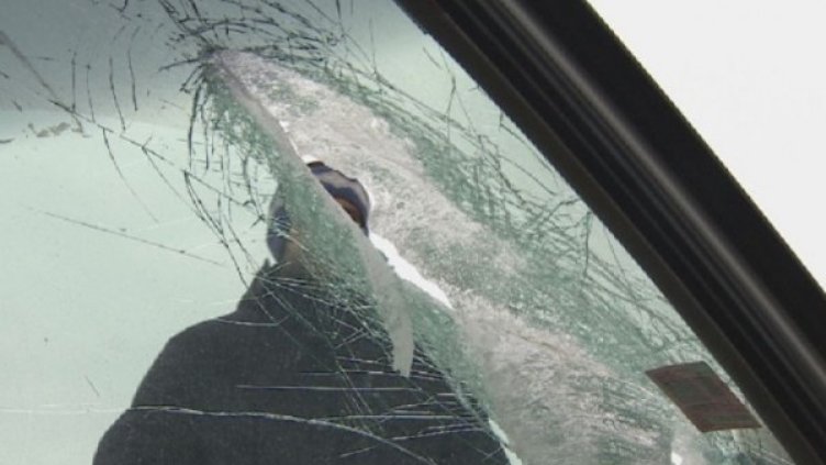 Потрошеното от бетона стъкло на автомобила. Снимка: bTV