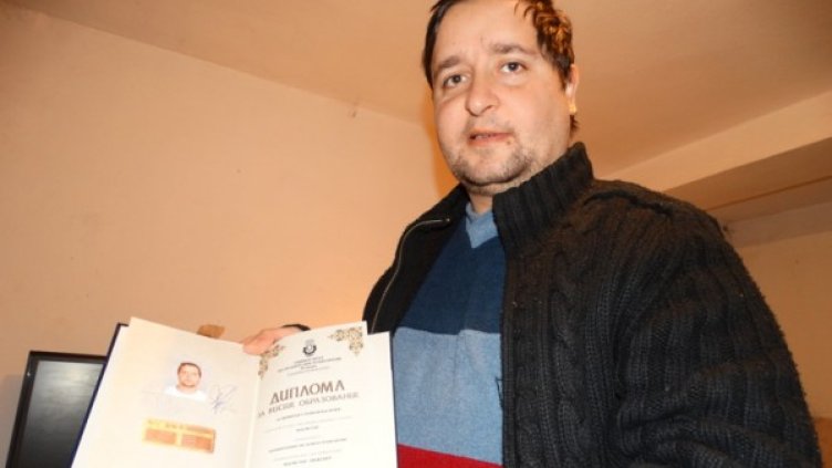 Димитър с дипломите си. Снимка: "Монитор"