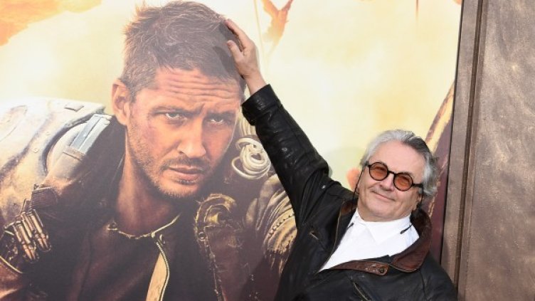 Джордж Милър до плакат на филма. Снимка: БТА