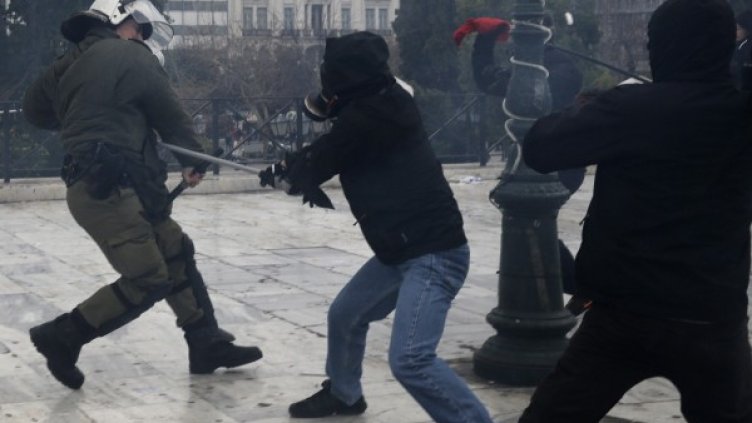 Пламъци, сълзотворен газ и "Молотов" в Атина